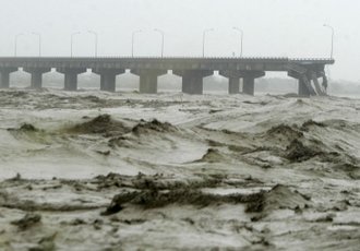 Tajfun ruši tudi mostove.