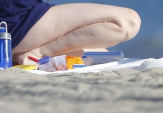 Paparaci so v objektiv ujeli igralkine celulitične noge.