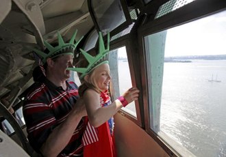 Eni izmed prvih obiskovalcev novo odprte krone Kipa Svobode.