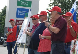 Sindikati z Dušanom Semoličem na čelu se ne strinjajo z enostransko odpovedjo kolektivne pogodbe dejavnosti s strani organov GZS in Združenja delodajalcev Slovenije. Ne izključujejo niti generalne stavke.