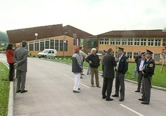 Izvajalci del so že več kot pred enim letom protestirali pred novozgrajeno šolo v Majšperku, ker za svoje delo niso dobili plačila. Grozili so, da bodo šolo odnesli v kosih. Od takrat se - razen obljub - ni zgodilo nič.