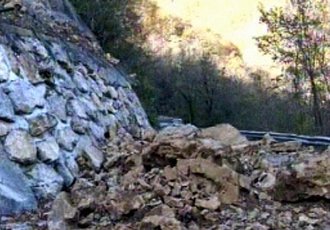 Plaz se je utrgal na cesti med Kanalom ob Soči in Ligom