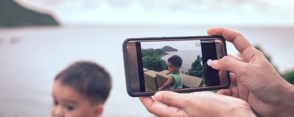 Neznanci snemajo in fotografirajo otroke na plaži: Na to morate biti posebej pozorni