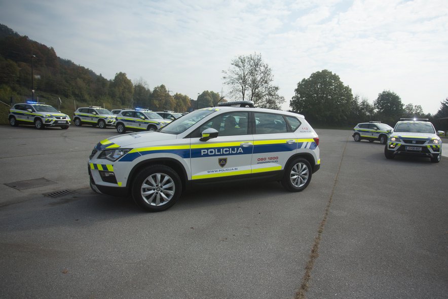  Ko so mu policisti poskušali preprečiti nadaljnjo vožnjo, je namerno trčil v službeno vozilo in zapeljal proti Čadražem, kjer je izgubil oblast nad vozilo in zapeljal s ceste.